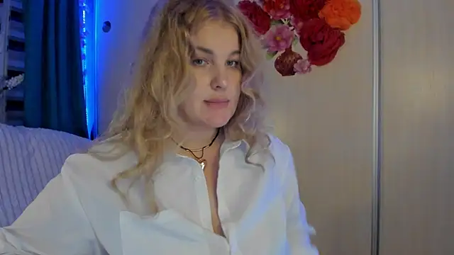 CoraSwon online show from October 10, 7:19 pm