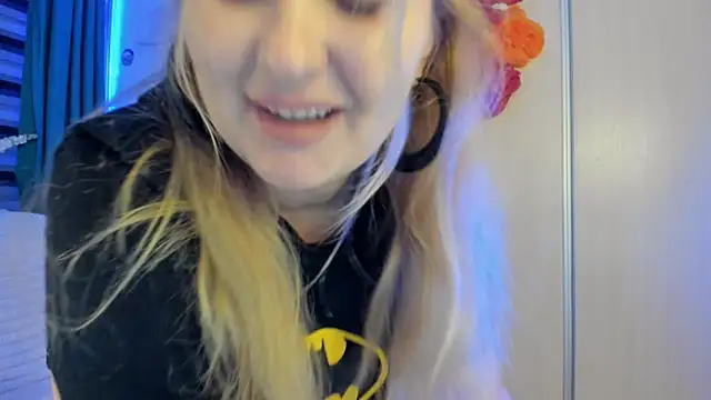 CoraSwon online show from October 15, 9:06 pm