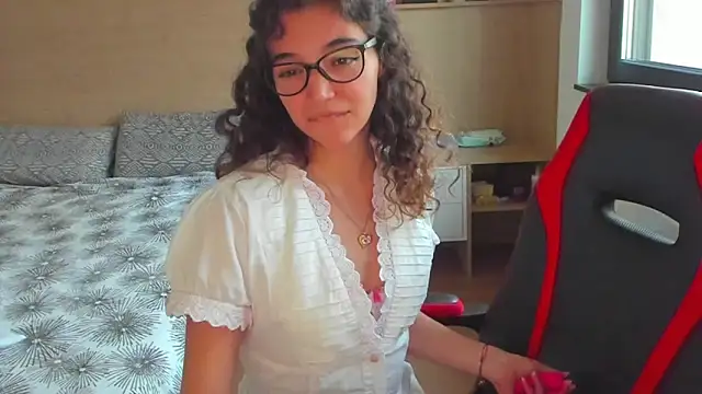 Snapshot of uniquerossie chatting on October 1, 4:34 pm uniquerossie online show from October 1, 4:34 pm