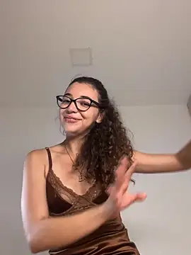 uniquerossie online show from December 17, 8:29 am