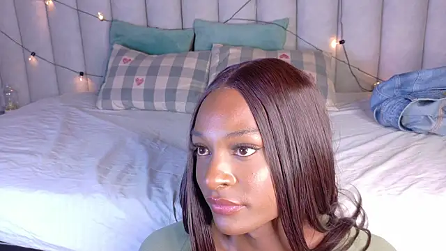 nahomi campbell online show from April 4, 8:29 pm