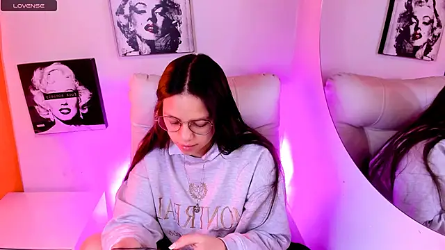 SamanthaRoldaan online show from April 22, 3:20 pm