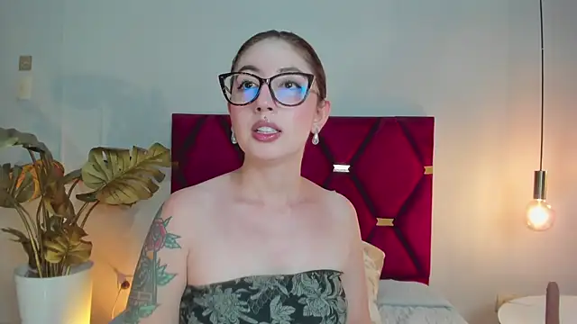 Emilywatsonn online show from November 12, 12:30 am
