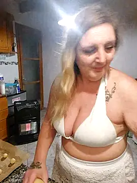 BecciDeluxe online show from November 27, 8:34 pm