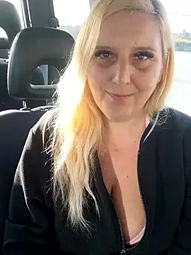 BecciDeluxe online show from January 12, 3:17 pm