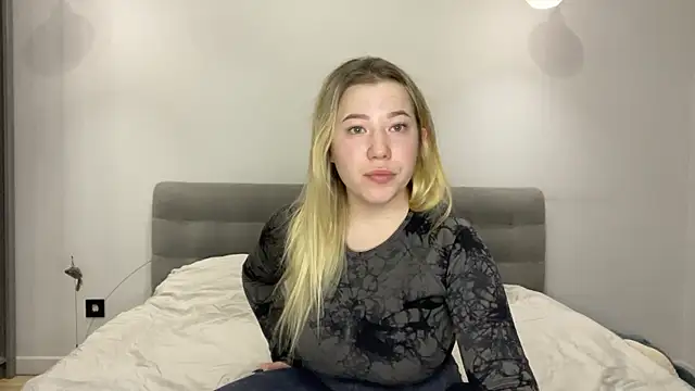 Embersweetbunny online show from December 16, 6:08 am