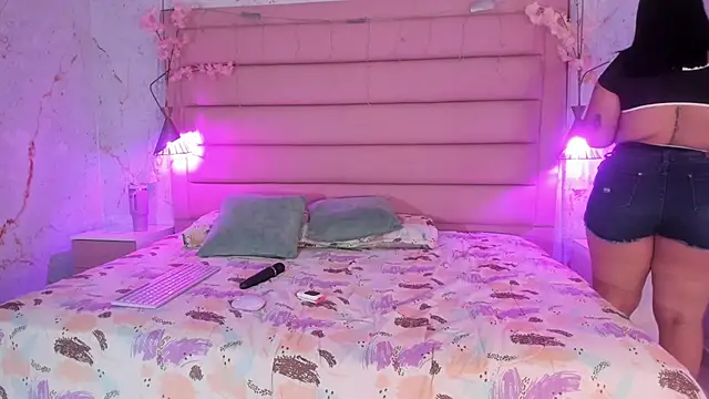 sabrinamilani online show from December 19, 4:05 am