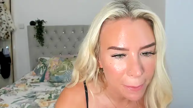 Alexia-Lee online show from October 6, 8:24 pm