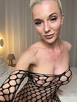 JayJayPink online show from March 4, 6:58 pm