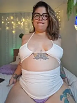 Juliietha servas online show from May 29, 2:42 am