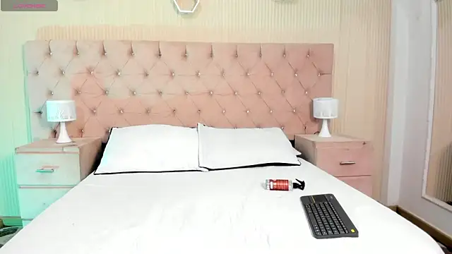 LaurenSnow online show from October 11, 2:42 pm