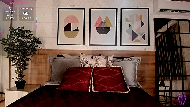 LunaRuso online show from September 18, 8:18 pm