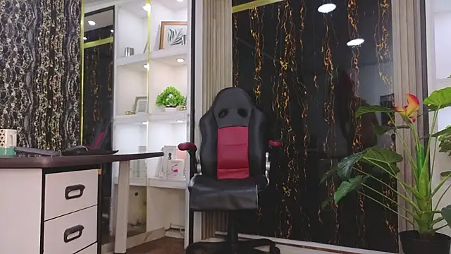 MissEscarleth online show from February 5, 7:00 am