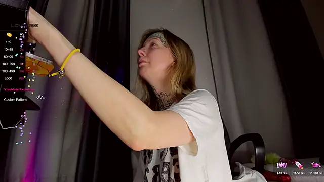 HunnyWifey online show from November 30, 8:02 pm