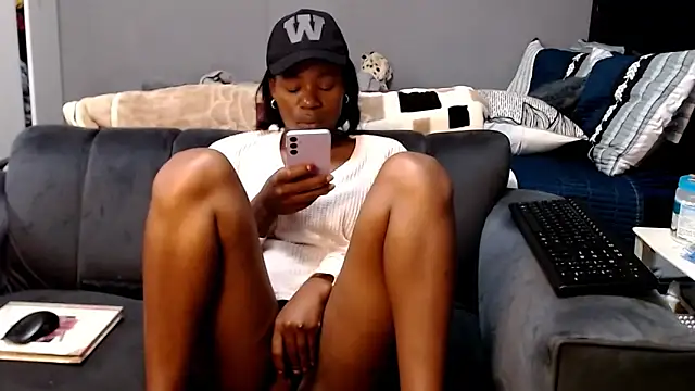 LongPussyLipsxx online show from December 22, 8:01 pm