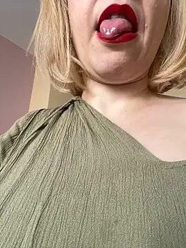 Yourdirtybitch online show from November 13, 7:40 am