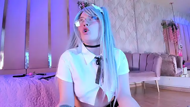 Broklinwhite  online show from October 12, 1:57 pm