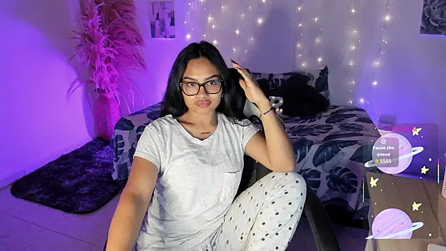 Riana Kean online show from February 8, 8:18 am