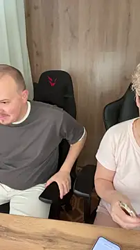 Snapshot of MrMrsRight chatting on September 29, 7:46 am MrMrsRight online show from September 29, 7:46 am