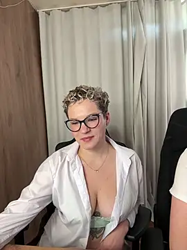 Snapshot of MrMrsRight chatting on September 18, 8:02 am MrMrsRight online show from September 18, 8:02 am