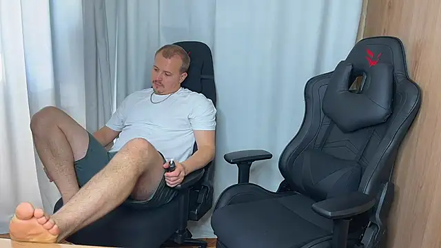 Snapshot of MrMrsRight chatting on September 16, 7:27 am MrMrsRight online show from September 16, 7:27 am