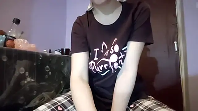  Kitti  online show from December 14, 8:03 pm