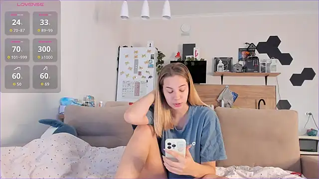 Snapshot of Girl_alone_home chatting on September 18, 3:27 am Girl alone home online show from September 18, 3:27 am