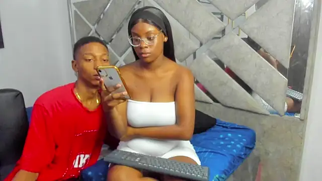 EvaxEmma online show from December 19, 2:31 pm