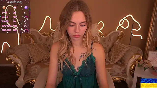 Snapshot of ChloeBrightt chatting on October 22, 8:03 pm ChloeBrightt online show from October 22, 8:03 pm