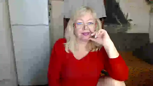 Snapshot of EvelynLoveShy chatting on October 13, 8:55 pm EvelynLoveShy online show from October 13, 8:55 pm