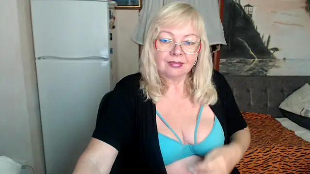 Snapshot of EvelynLoveShy chatting on October 11, 8:22 pm EvelynLoveShy online show from October 11, 8:22 pm