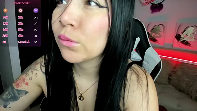 Snapshot of AilynRed chatting on October 18, 5:43 am AilynRed online show from October 18, 5:43 am