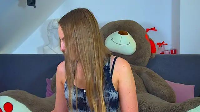 Snapshot of MelissaMelrey chatting on October 19, 9:44 am MelissaMelrey online show from October 19, 9:44 am