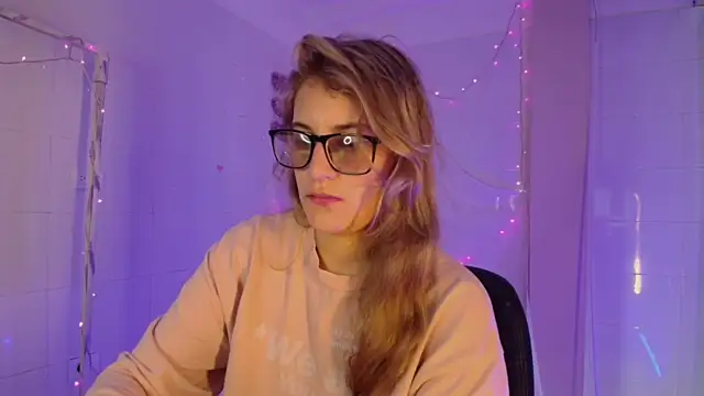 Giia paiige18 online show from December 4, 1:35 pm