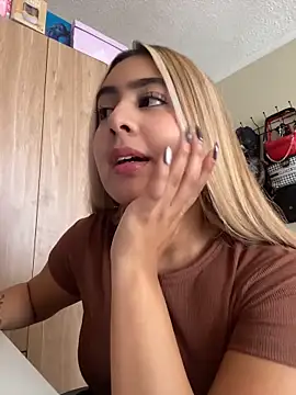 Miabonnett  online show from May 28, 2:59 pm