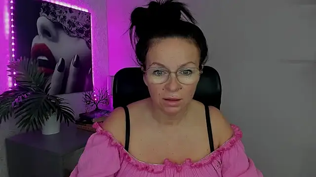 HelenLuxx online show from September 20, 6:34 am