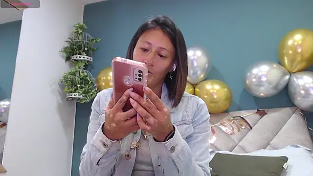 Snapshot of SharisWillian chatting on September 16, 2:52 am SharisWillian online show from September 16, 2:52 am