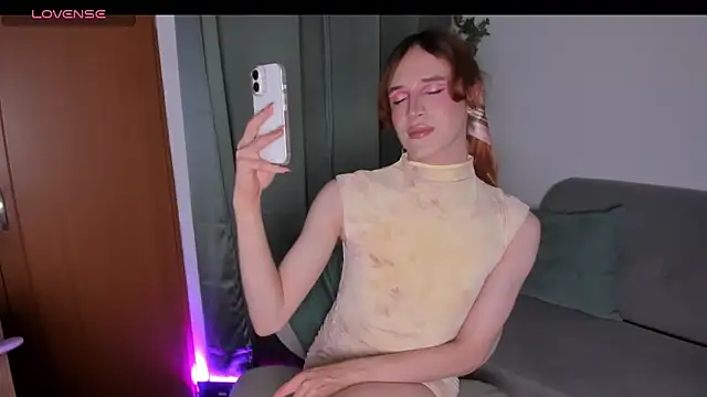 AnntoniaWood online show from March 19, 1:43 am