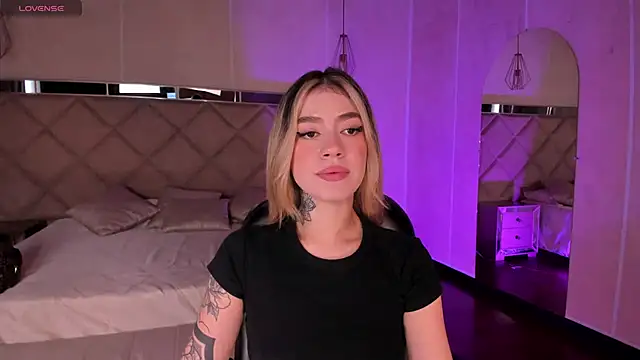 ViolettHansson online show from November 17, 6:30 pm