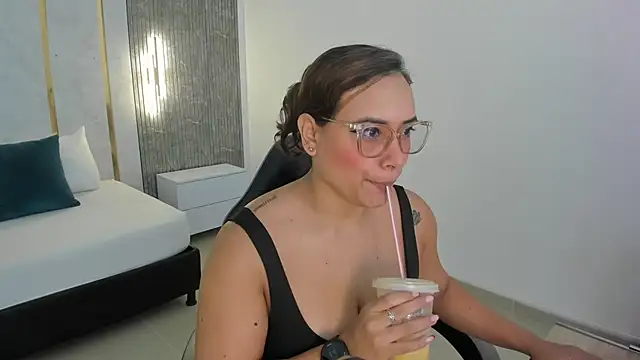 zoe danae  online show from February 23, 12:15 pm