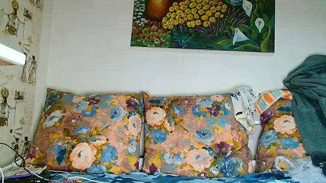 Sophie Bell online show from October 1, 4:45 pm