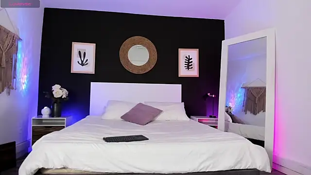 VioletPaket online show from February 24, 12:15 pm