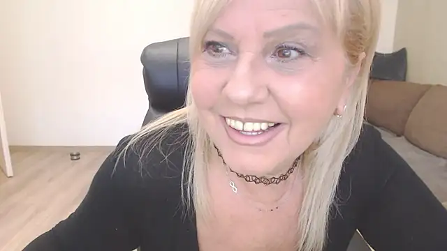 amberdoll4u online show from February 3, 6:40 am