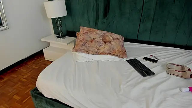 PandoraB  online show from October 6, 3:29 pm