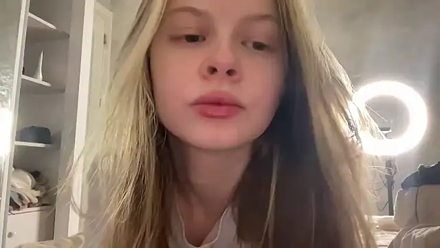 wrenlie online show from May 7, 9:18 pm