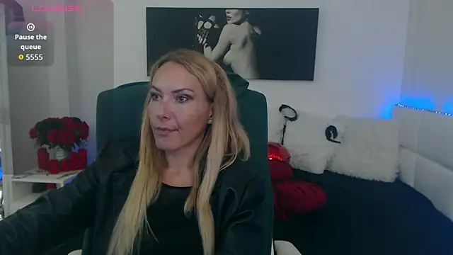 Snapshot of EvelynQueenn chatting on October 2, 9:25 am EvelynQueenn online show from October 2, 9:25 am