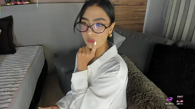 Snapshot of IzzyWild chatting on October 4, 12:22 pm IzzyWild online show from October 4, 12:22 pm