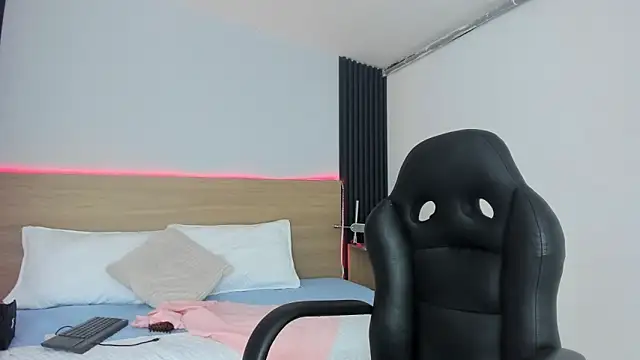 Chiqui milk  online show from November 15, 8:10 pm