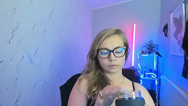 holly xglam online show from October 28, 8:25 pm