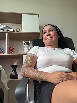 Pretty Isadora online show from February 22, 7:04 pm